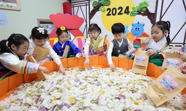 Anak-anak Bungkus Kue Beras untuk Sambut Seollal