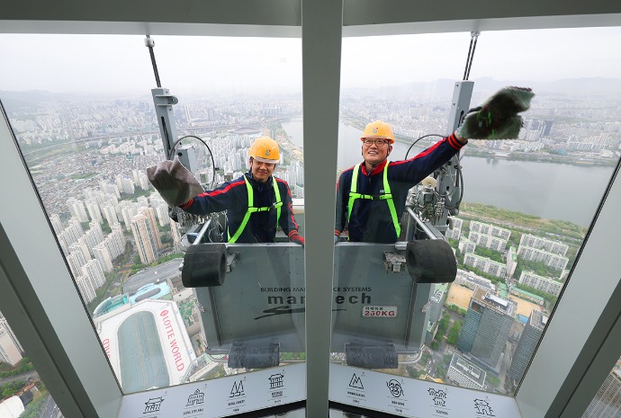 Pembersihan Fasad Lotte World Tower Sambut Musim Semi