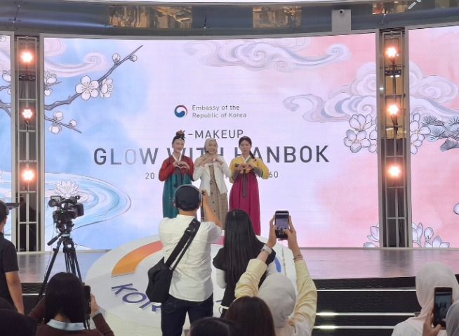 K-Makeup: Glow with Hanbok Padukan Keindahan Riasan Wajah Korea dengan Hanbok