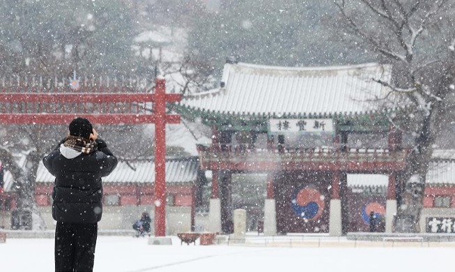 Pemandangan Istana Hwaseong Haenggung yang Tertutup Salju