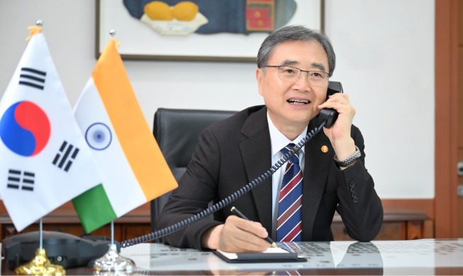 Menlu Cho Bahas Penguatan Hubungan dengan Tiongkok dan India dalam Telepon Perdana