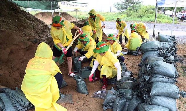 Pembuatan Karung Pasir untuk Cegah Kerusakan Akibat Topan