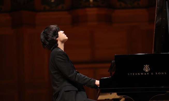 Pianis Lim Yun-chan yang Memainkan Piano