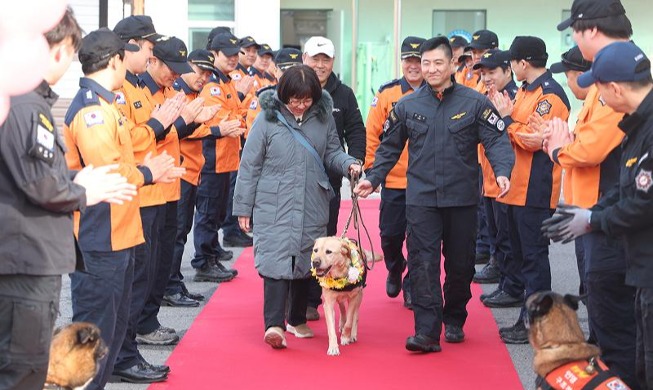 Upacara Pensiun Anjing Penyelamat Bernama Arong
