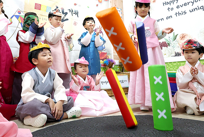 Anak-anak Bermain Yunnori Jelang Hari Raya Chuseok