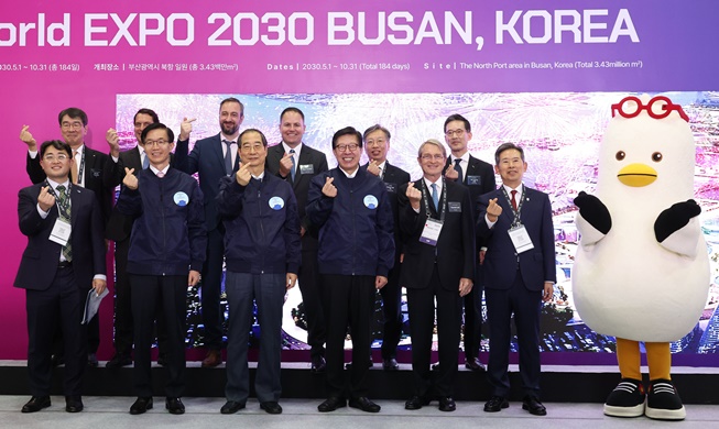 PM Han yang Kunjungi Stan Promosi Busan Expo