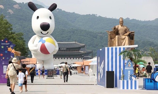 Alun-alun Gwanghwamun Sudah Siap untuk Pantai Musim Panas Seoul