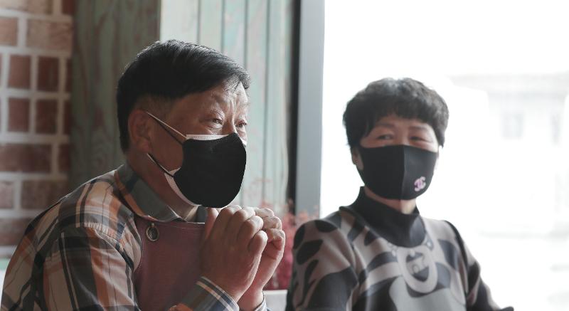 Pasangan suami istri Cho Hea-soon dan Jeong Wang-si yang mengelola kafe dan penginapan di Soeseom. Saat mereka makan di sebuah rumah makan sasyimi di Soeseom, mereka jatuh cinta kepada Soeseom sehingga membeli gedung di mana rumah makan sasyimi itu berada. (Lee Jun Young)