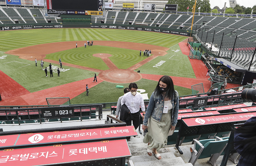 Sekretariat MLB mengunjungi Stadion Baseball Sajik di Busan untuk berpikir tentang Tur All-Star