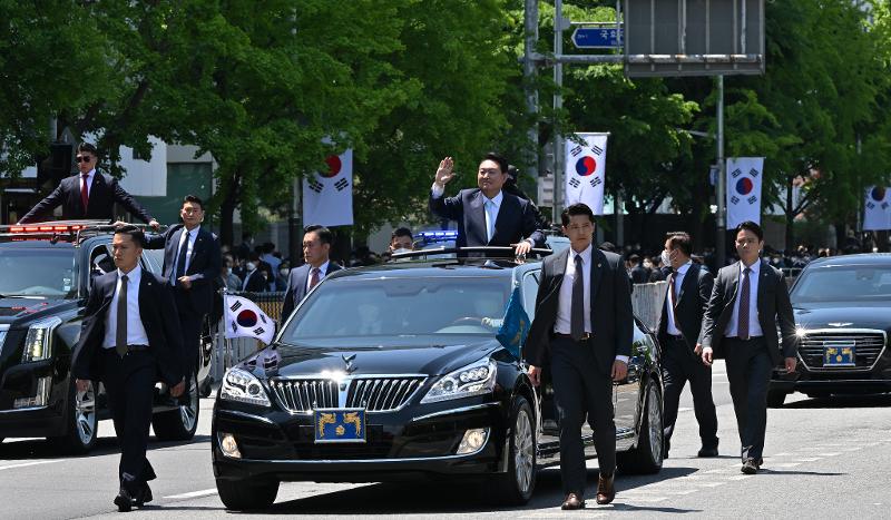 Presiden Yoon Suk Yeol pada 10 Mei melambai ke kerumunan dalam iring-iringan mobil setelah upacara pelantikannya di Majelis Nasional. (Dinas Keamanan Kepresidenan, Kang Min Seok)