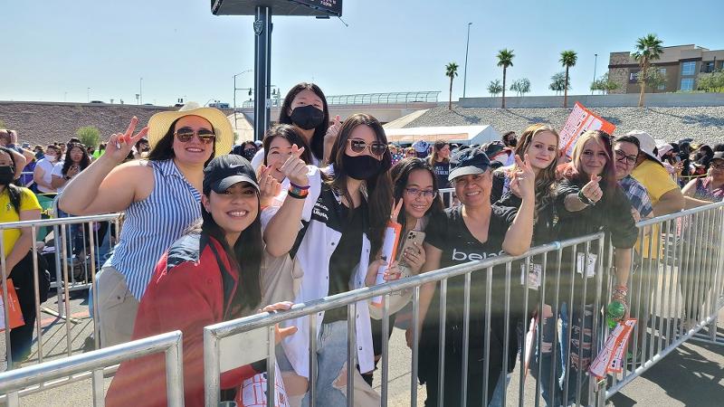 Hallyu telah memantapkan dirinya sebagai konten populer global yang dinikmati oleh orang-orang dari segala usia dan jenis kelamin di seluruh dunia.Foto tersebut menunjukkan para penggemar mengambil foto kenang-kenangan di konser BTS yang diadakan di Allegiant Stadium di Las Vegas, AS pada 7 April (waktu setempat).