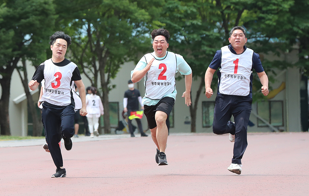 Pada tanggal 7 pagi, para petugas polisi dari Kantor Polisi Gwangju Utara menjalankan tes kebugaran fisik di Stadion Universitas Nasional Chonnam di Buk-gu, Gwangju. (Yonhap News)