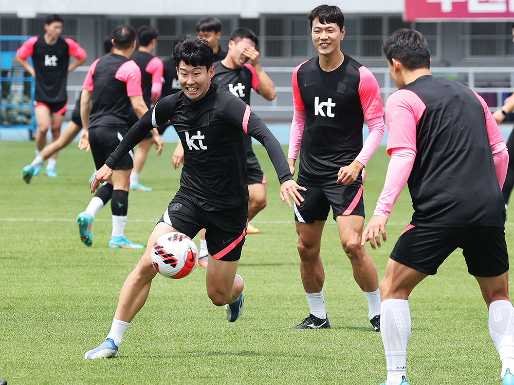 Son Heung-min (pertama dari kiri) dari tim sepak bola nasional Korea berlatih dengan rekan-rekan timnya di Kompleks Olahraga Suwon di Gyeonggi-do pada tanggal 8 pagi. Korea akan memainkan pertandingan persahabatan melawan Paraguay di Stadion Piala Dunia Suwon pada tanggal 10 jam 8 malam.(Yonhap News)