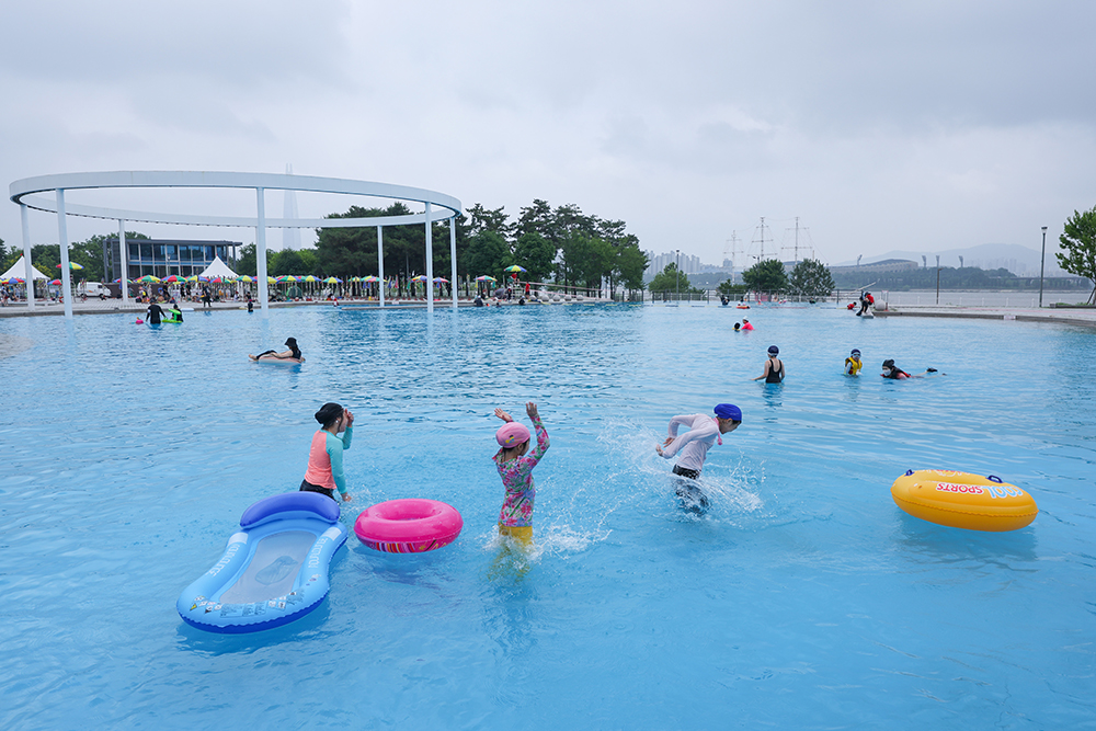 Pada sore hari tanggal 24, anak-anak yang mengunjungi kolam renang sedang bermain air di Taman Hangang Ttukseom, Gwangjin-gu, Seoul, yang dibuka kembali setelah 3 tahun. (Yonhap News)