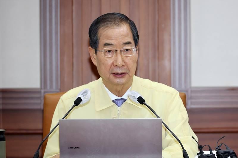 Perdana MenterI Han Duck-soo mengadakan rapat Pusat Penanggulangan Bencana dan Keselamatan di Markas Besar tanggapan COVID-19 yang diadakan di Kompleks Pemerintah Seoul. (Yonhap News)