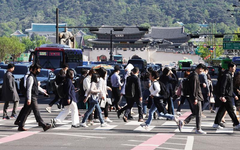 Perekonomian Korea Selatan tumbuh 0,7% pada kuartal kedua (bulan April-Juni) tahun ini. Perekonomian Korsel telah bertumbuh selama delapan kuartal berturut-turut. Foto menunjukkan masyarakat Seoul yang sedang menyeberangi perempatan Gwanghwamun. (Yonhap News) 