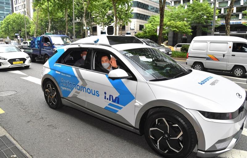 Walikota Seoul Oh Se-hoon sedang melakukan uji coba Roboride otonom yang diadakan di Teheran-ro, Gangnam pada tanggal 9.