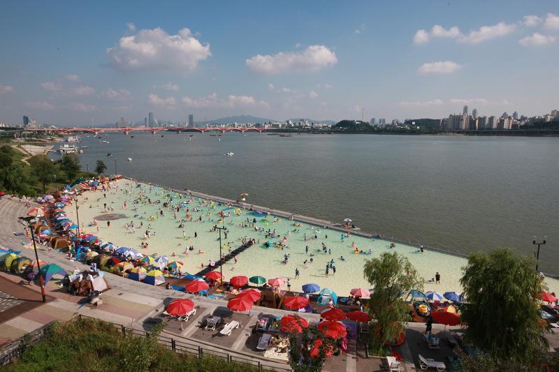 4 kolam renang terbuka untuk umum: Ttukseom, Yeouido, Gwangnaru, dan Jamwon, dan 2 lapangan bermain air adalah Nanji dan Yanghwa. Foto menunjukkan lapangan bermain air yang diambil foto sebulm tanun 2019. 