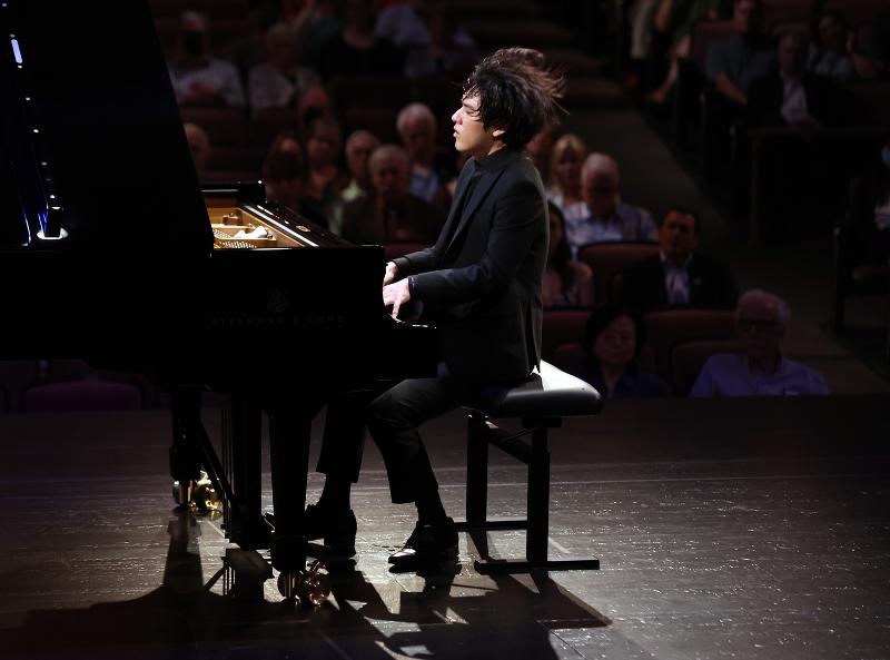 Pianis Lim Yunchan bermain piano di final Kompetisi Piano Internasional Van Cliburn ke-16 yang diadakan di Bass Performance Hall di Fort Worth, Texas, AS pada tanggal 18 Juni (waktu setempat).