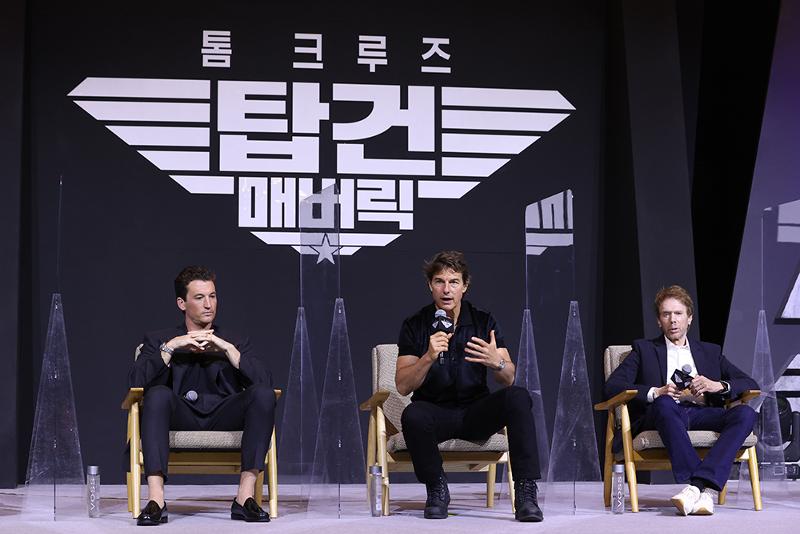 Aktor Tom Cruise (tengah) menjawab pertanyaan dari wartawan pada konferensi pers untuk film 'Top Gun: Maverick' yang diadakan di Lotte Hotel World di Songpa-gu, Seoul pada sore hari tanggal 20. Ini adalah kunjungan kesepuluh Tom Cruise ke Korea.(Yonhap News)