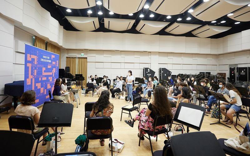 Musisi berbakat dalam bidang musik klasik dari dalam dan luar negeri yang mengikuti 2022 KNSO International Orchestra Academy sedang mendapat orientasi di studio orkestra Asosiasi Organisasi Seni Nasional di Pusat Seni Seoul pada tanggal 21 Juni.
