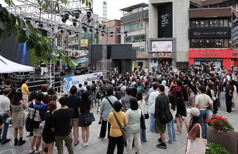 Warga menikmati pertunjukan jalanan di 'Festival Musik Jalanan Prancis' yang diadakan di Yonsei-ro, Sinchon-gu, Seodaemun-gu, Seoul pada tanggal 19. (Yonhap News)