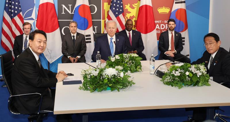  Presiden Yoon Suk Yeol (kiri) mengadakan pertemuan puncak dengan Presiden AS Joe Biden dan Perdana Menteri Jepang Fumio Kishida di IFEMA Convention Center di Madrid, Spanyol pada tanggal 29 (waktu setempat).