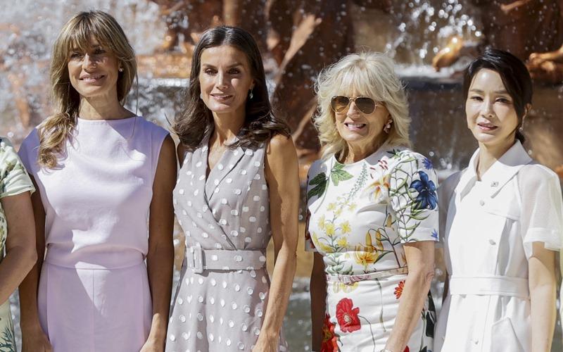 Istri Presiden Yoon Suk Yeol, Kim Keon-hee, berfoto bersama dengan Ibu Negara peserta KTT NATO di Istana San Ildefonso, barat laut Madrid, Spanyol, pada tanggal 29 (waktu setempat). Dari kiri, istri Perdana Menteri Spanyol Begonia Gomes, Ratu Spanyol Leticia, Jill Biden, dan Kim Keon-hee.(Yonhap News)