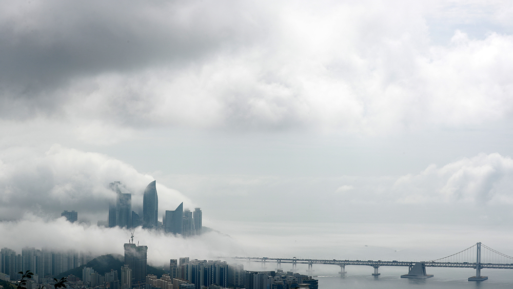 Daerah di sekitar Haeundae-gu, Busan diselimuti kabut laut pada tanggal 7 pagi, yang merupakan rumor bahwa musim panas penuh dimulai. Administrasi Meteorologi Korea (KMA) memperkirakan bahwa dengan peringatan gelombang panas yang berlaku di seluruh negeri hari ini, akan hujan di berbagai tempat termasuk wilayah metropolitan dan wilayah tengah, dan hembusan angin kencang serta guntur dan kilat akan terjadi di beberapa daerah. (Yonhap News)