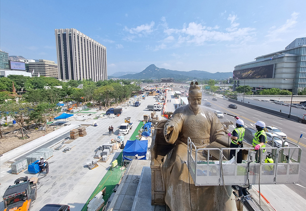 Di pagi hari tanggal 18, saat pekerjaan rekonstruksi Gwanghwamun Square sedang berlangsung, pekerjaan pembersihan sedang berlangsung untuk menghilangkan noda lama dari patung Raja Sejong yang Agung. Pekerjaan pembersihan dilakukan pada bulan April setiap tahun, tetapi tahun lalu, itu adalah pertama kalinya dalam dua tahun tiga bulan karena tidak dapat dicuci karena proyek rekonstruksi Gwanghwamun Square. Gwanghwamun Square yang baru dibuat akan dibuka kembali pada tanggal 6 bulan depan, dengan luas total 40.300 meter persegi, lebih dari dua kali lipat luas area yang ada (18.840 meter persegi).