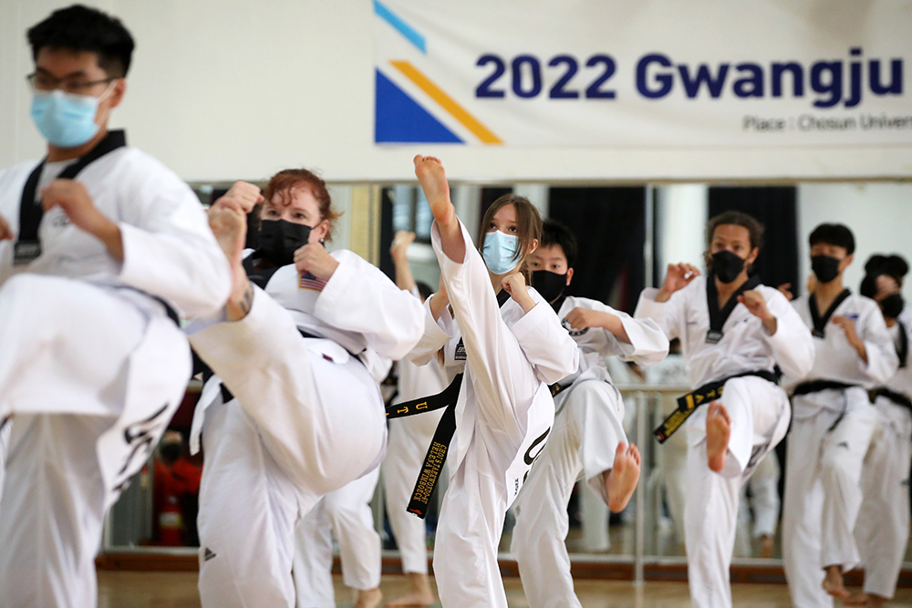 Orang asing yang berpartisipasi dalam 'Akademi Taekwondo Internasional Gwangju 2022' yang diadakan di gimnasium Universitas Chosun di Dong-gu, Gwangju pada tanggal 19 sedang berlatih taekwondo poomsae. Peserta Taekwondo dari seluruh dunia yang berpartisipasi dalam acara ini memiliki waktu untuk meningkatkan keterampilan dan pengalaman budaya Korea melalui pertukaran dengan mahasiswa Departemen Taekwondo Universitas Chosun. (Yonhap News)