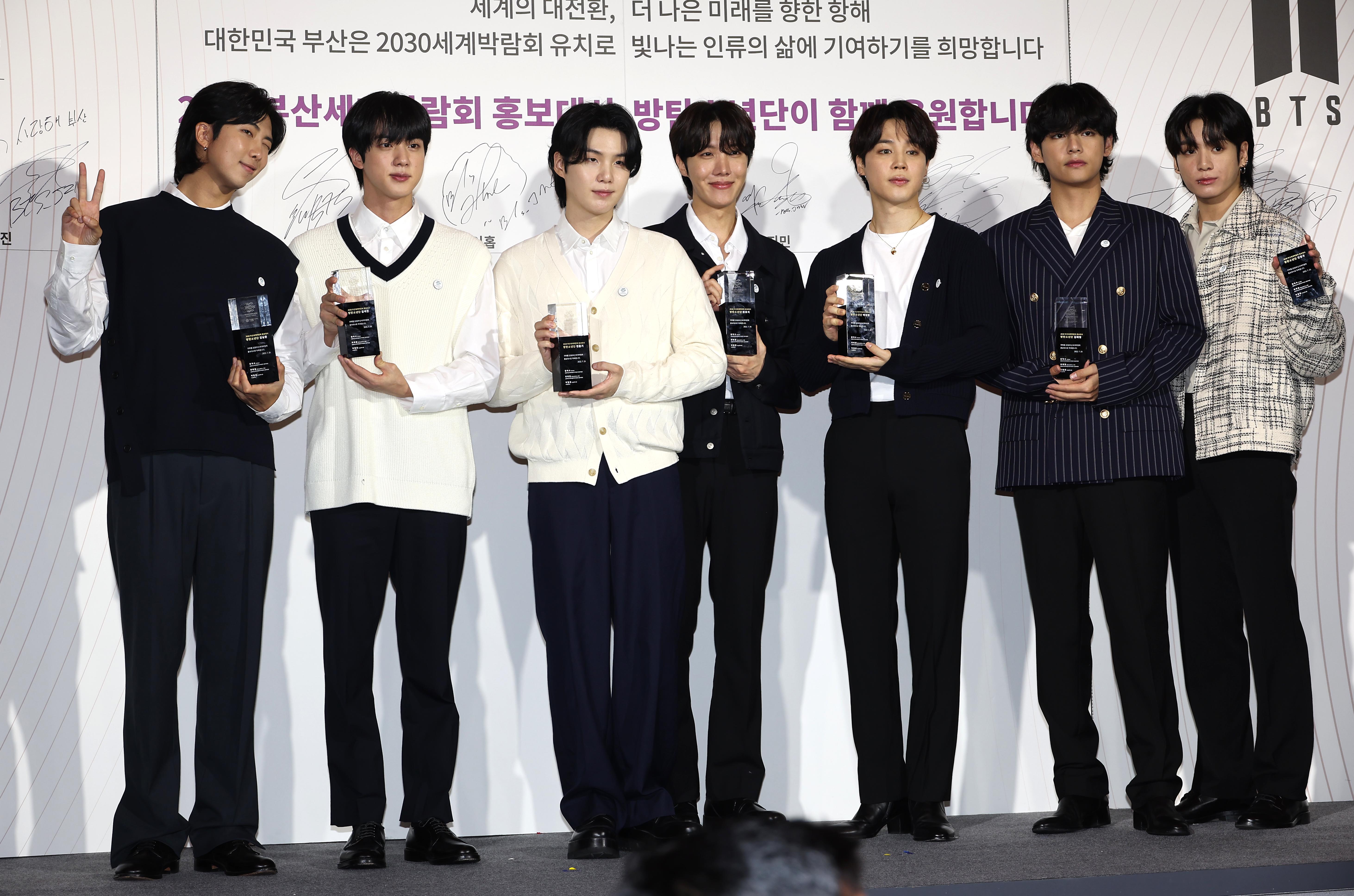 BTS mengambil foto peringatan pada upacara pengangkatan duta promosi 'Ekspo Dunia Busan 2030' yang diadakan di markas Hybe di Yongsan-gu, Seoul pada tanggal 19.