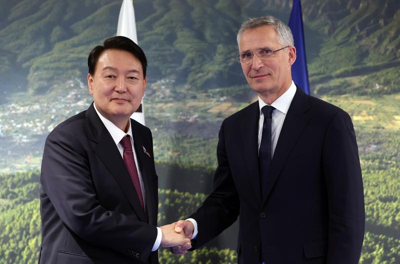 Permintaan Korsel untuk pembuatan kantor perwakilan diplomatik disetujui oleh NATO. Foto di atas menunjukkan Presiden Yoon Suk Yeok sedang berjabat tangan dengan Sekretaris Jenderal NATO Jens Stoltenberg pada tanggal 30 Juni dalam KTT Nato di Recinto Ferial Ifema Madrid, Spanyol. (Yonhap News) 