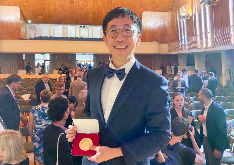 June Huh, seorang profesor di Universitas Princeton di AS serta seorang profesor di Institut Sains dan Teknologi Tingkat Lanjut Korea, mendapat penghargaan Fields Medal di 'Kompetisi matematekawan dunia 2022' yang diadakan di Helsinki, Finlandia pada tanggal 5 (waktu setempat) (Yonhap News)