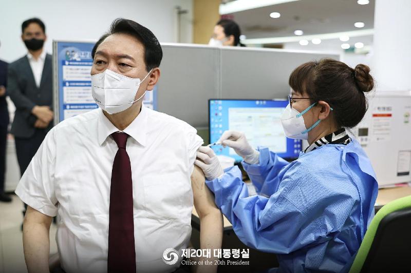 Presiden Yoon Suk Yeol menerima dosis keempat vaksinasi Covid-19 dengan vaksin Pfizer di Pusat Kesehatan Masyarakat Jung-gu di Seoul pada tanggal 13 sore. Kantor Presiden ke-20