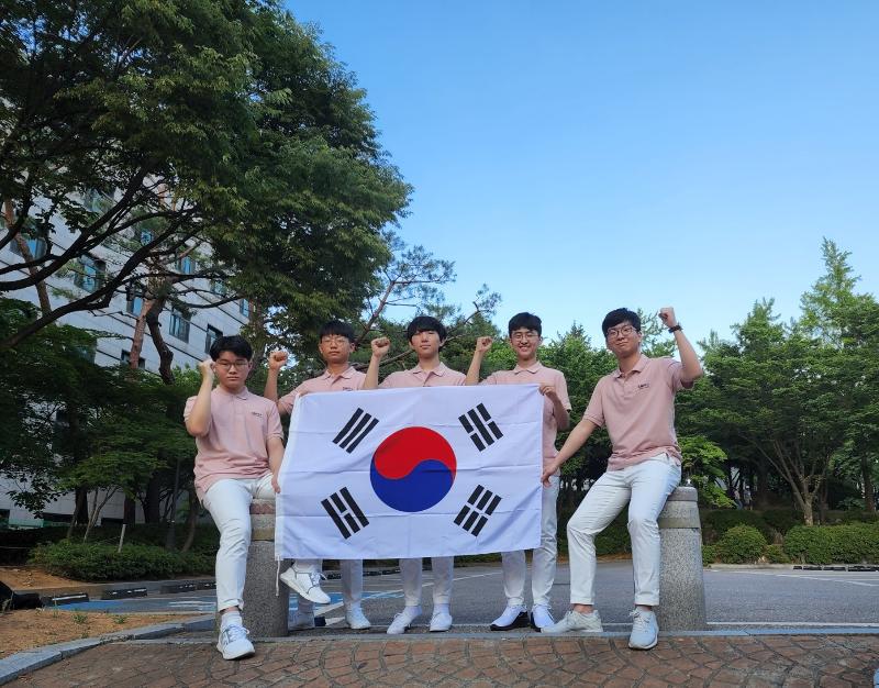 Delegasi Korea meraih juara 2 secara keseluruhan di Olimpiade Fisika Internasional dengan perolehan 4 medali emas dan 1 medali perak. Dari kiri, Lee Ji-hoo (Seoul High School 2), Cho Young-in (Seoul High School 2), Jeong Jeong-hoon (Seoul High School 3), Lee Seung-hyeon (Seoul High School 2), dan Song Kyung -min (Sekolah Menengah Atas 3). Kementerian Ilmu Pengetahuan dan Teknologi Informasi dan Komunikasi