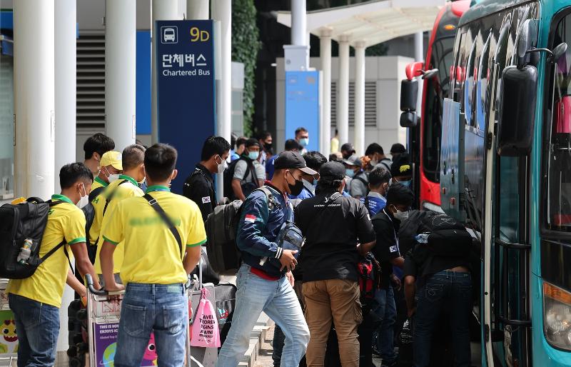 Pekerja asing yang tiba melalui Terminal 1 Bandara Internasional Incheon pada tanggal 20 sedang menaiki bus. (Yonhap News)