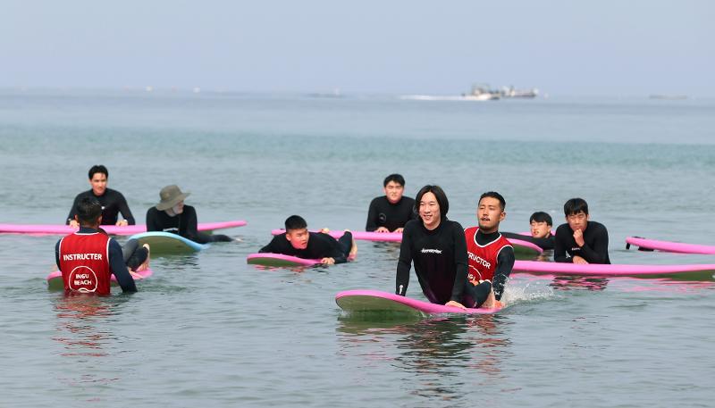 Para peselancar pemula sedang belajar di Pantai Ingu. (Lee Jun Young) 