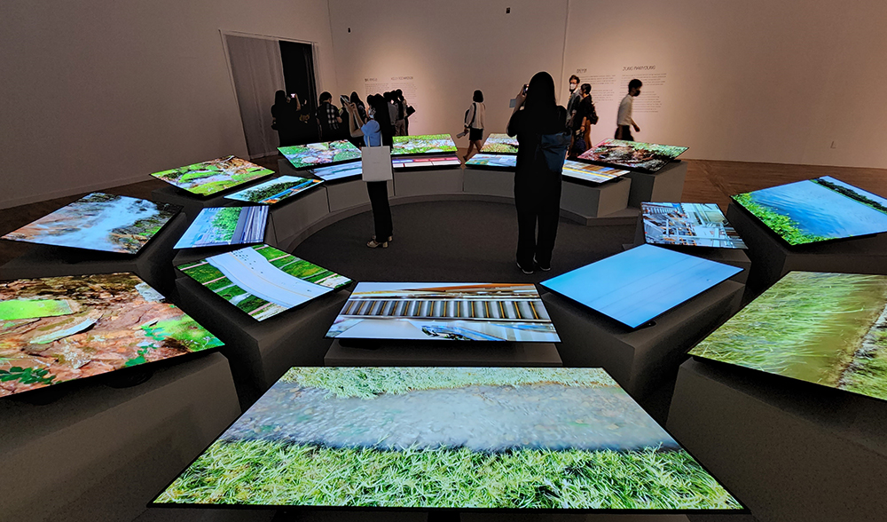Pengunjung melihat-lihat 'Biennale Sains dan Seni Daejeon 2022: Kota Masa Depan', yang dibuka di Museum Seni Daejeon di Seo-gu, Daejeon pada tanggal 2. (Yonhap News)