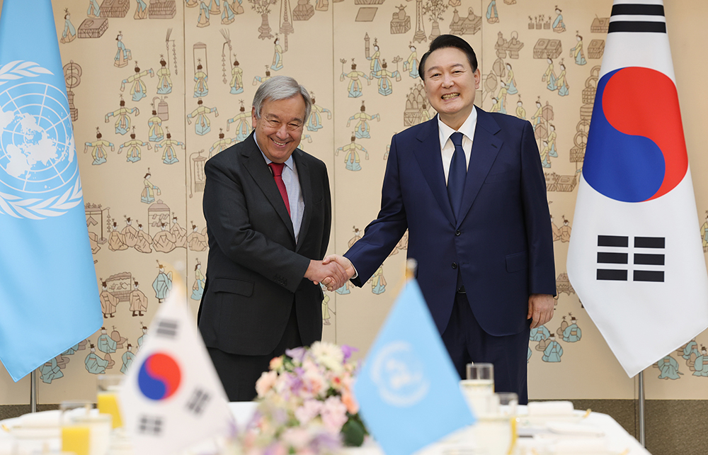 Presiden Yoon Suk Yeol berjabat tangan dengan Sekretaris Jenderal PBB Antonio Guterres sebelum makan siang di Kantor Kepresidenan di Yongsan, Seoul pada tanggal 12. Antonio Guterres mengunjungi Korea Selatan selama dua hari satu malam dari hari sebelumnya, menyusul Jepang dan Mongolia. (Yonhap News)