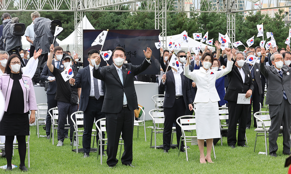 Presiden Yoon Suk Yeol (kedua dari kiri di barisan depan) dan ibu negara Kim Keon Hee (ketiga dari kiri di barisan depan) pada 15 Agustus mengucapkan manse (hore) tiga kali di sebuah acara yang menandai Hari Pembebasan Nasional ke-77 di halaman rumput di depan kantor presiden di Distrik Yongsan-gu Seoul.