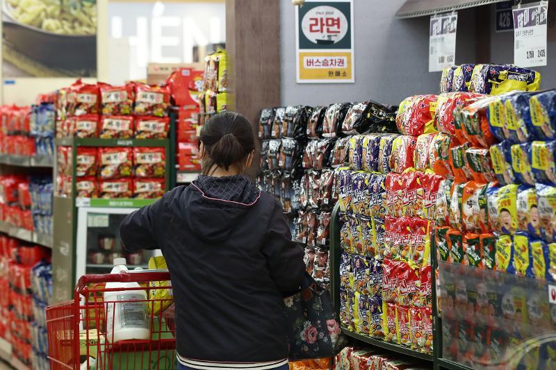 Angka ekspor ramyeon (mi instan Korea) telah mencapai angka tertinggi dalam jumlah ekspor bulanan setelah meningkat 40% YoY. Foto di atas menunjukkan rak ramyeon dalam sebuah pasar swalayan besar di tengah Kota Seoul. (Yonhap News)