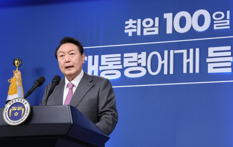 Presiden Yoon Suk Yeol mengadakan konferensi pers dalam di Kantor Kepresidenan Yongsan, Seoul, rangka menyambut 100 hari masa kepresidenannya. (Yonhap News)