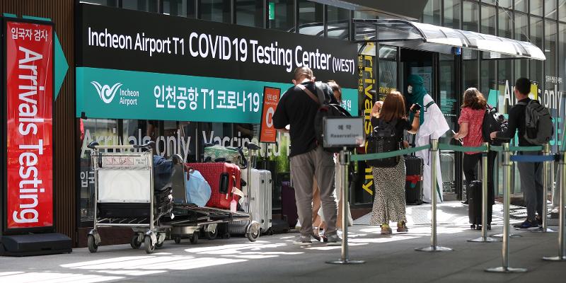 Terhitung mulai 3 September 2022 pk. 00:00, pelaku perjalanan luar negeri yang masuk ke Korea Selatan tidak memerlukan bukti negatif tes PCR (polymerase chain reaction) untuk Covid-19. Foto menunjukkan para pelaku perjalanan luar negeri yang tiba di Bandara Internasional Incheon Terminal 1 pada 16 Agustus lalu. Mereka sedang mengantre untuk mengikuti tes Covid-19. (Yonhap News) 