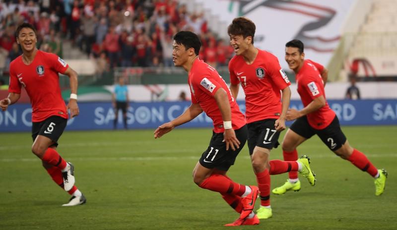 Hwang Hee-chan (ketiga dari kanan) terlihat sedang merayakan pencetakan gol pada pertandingan antara Korea Selatan dan Bahrain di perdelapan final Piala Asia AFC tahun 2019 di Stadion Rashid, Dubai, Uni Emirat Arab, pada tanggal 22 Januari 2019. (Yonhap News) 