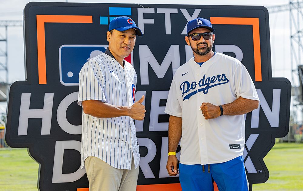 Pada tanggal 16 September, juara home run Korea Professional Baseball (KBO) Lee Seung-yeop (kiri) dan mantan LA Dodgers Adrian Gonzalez berjanji untuk menang. Hal ini disampaikan sehari sebelum pertandingan FTX MLB Home Run Derby X yang diselenggarakan oleh Sekretariat MLB, dalam sesi foto di depan stadion khusus di Paradise City, Incheon. 
