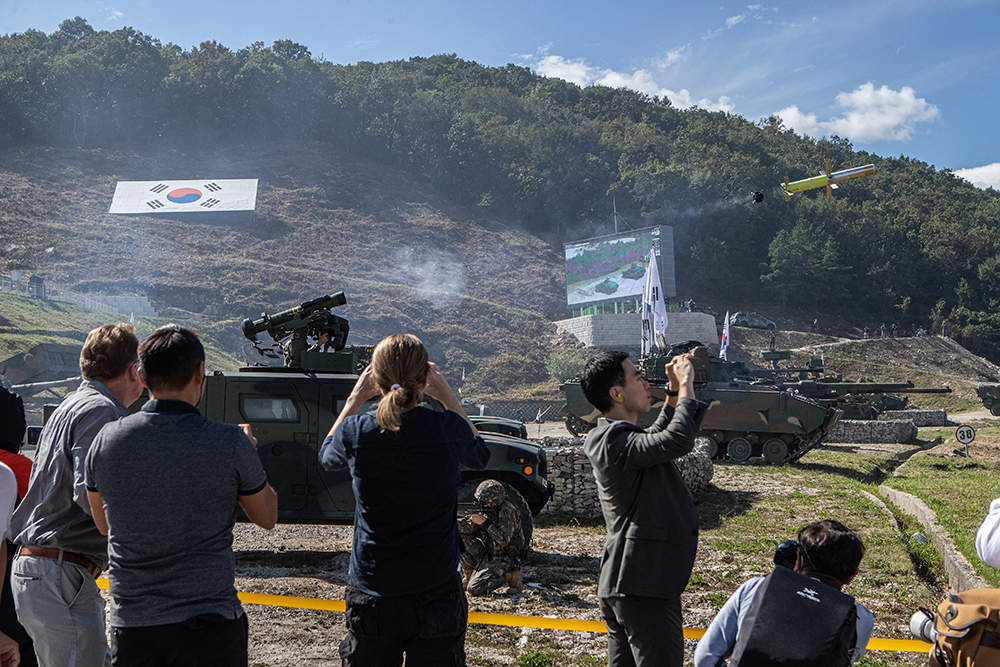 Peluru kendali anti-tank AT-1K Raybolt (Hyeongung dalam bahasa Korea) pada 20 September terbang bersama wartawan yang menyaksikan demonstrasi tembakan langsung sebelum Pameran Pertahanan dan Keamanan Korea diadakan di Lapangan Pelatihan Kebakaran Seungjin di Pocheon, Provinsi Gyeonggi-do. Raybolt portabel adalah senjata berpemandu anti-tank pertama yang dikembangkan di dalam negeri. 
