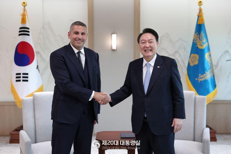 Presiden Yoon Suk Yeol berjabat tangan dengan Khaldoon Khalifa Al Mubarak yang merupakan utusan khusus Presiden Uni Emirat Arab (UEA) Muhammad bin Zayid Al Nahyan. Khaldoon saat ini sedang menjabat sebagai Kepala Otoritas Urusan Eksekutif Abu Dhabi. (Kantor Kepresidenan ke-20) 