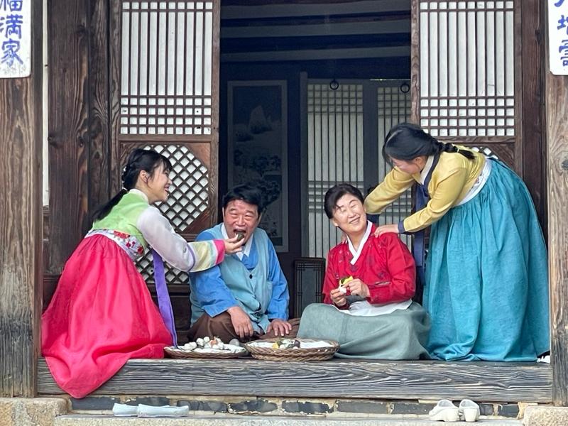 Kampung Rakyat Korea yang berada di Giheung-gu, Kota Yongin, menampilkan reka ulang keluarga yang sedang membuat songpyepn pada hari raya Chuseok. (Kampung Rakyat Korea) 