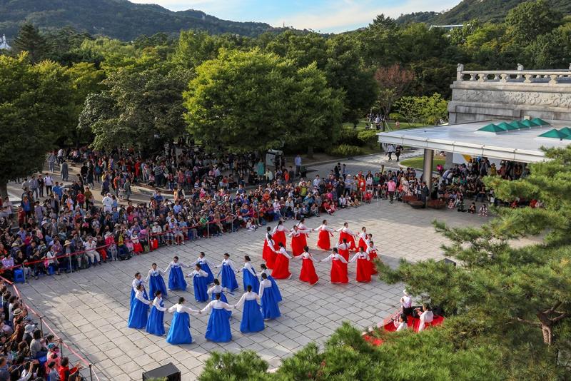 Tarian tradisional ganggangsullae ditarikan pada malam bulan purnama di hari raya Chuseok. Beberapa orang saling memegang tangan dan bernyaynyi bersama dengan membentuk lingkaran (Museum Nasional Rakyat Korea) 